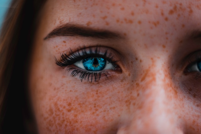 Close-up of eye with beautiful, long lashes showcasing effects of eyebrow and brow growth serums - Ultimate Guide"